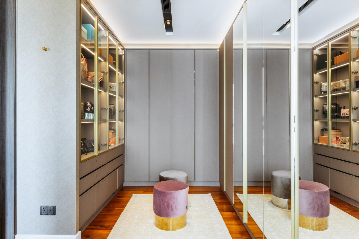 2m Walk In Robe U Shape Spacious U-Shaped Walk-In Wardrobe | Livspace