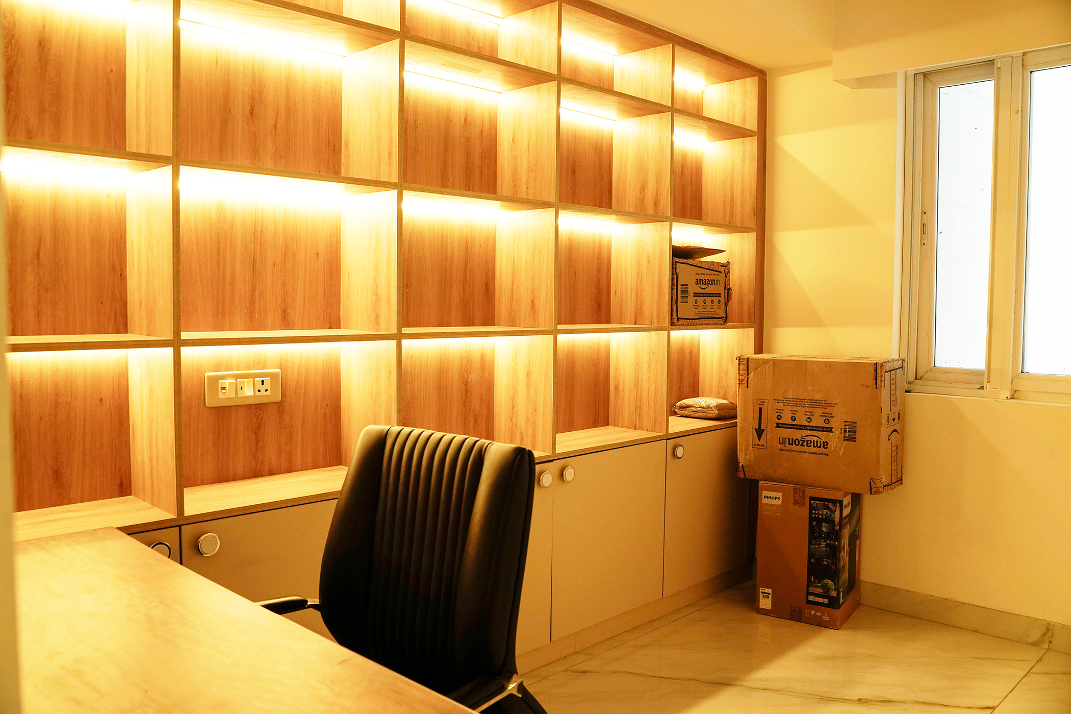 Contemporary Home Office Design with Integrated Shelves and L-Shaped ...