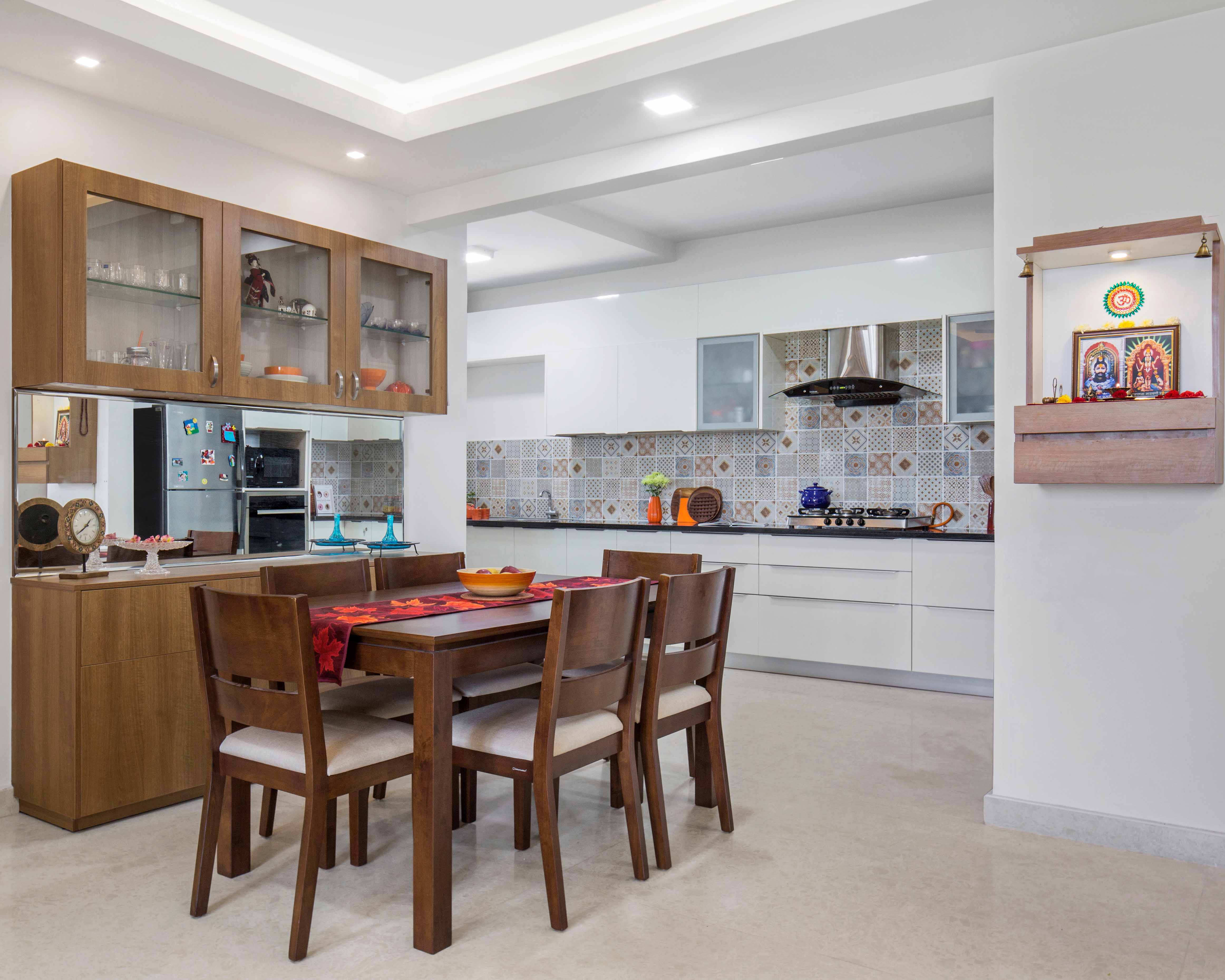 Spacious Family Modern Dining Room Design: Dining Table and Chair ...