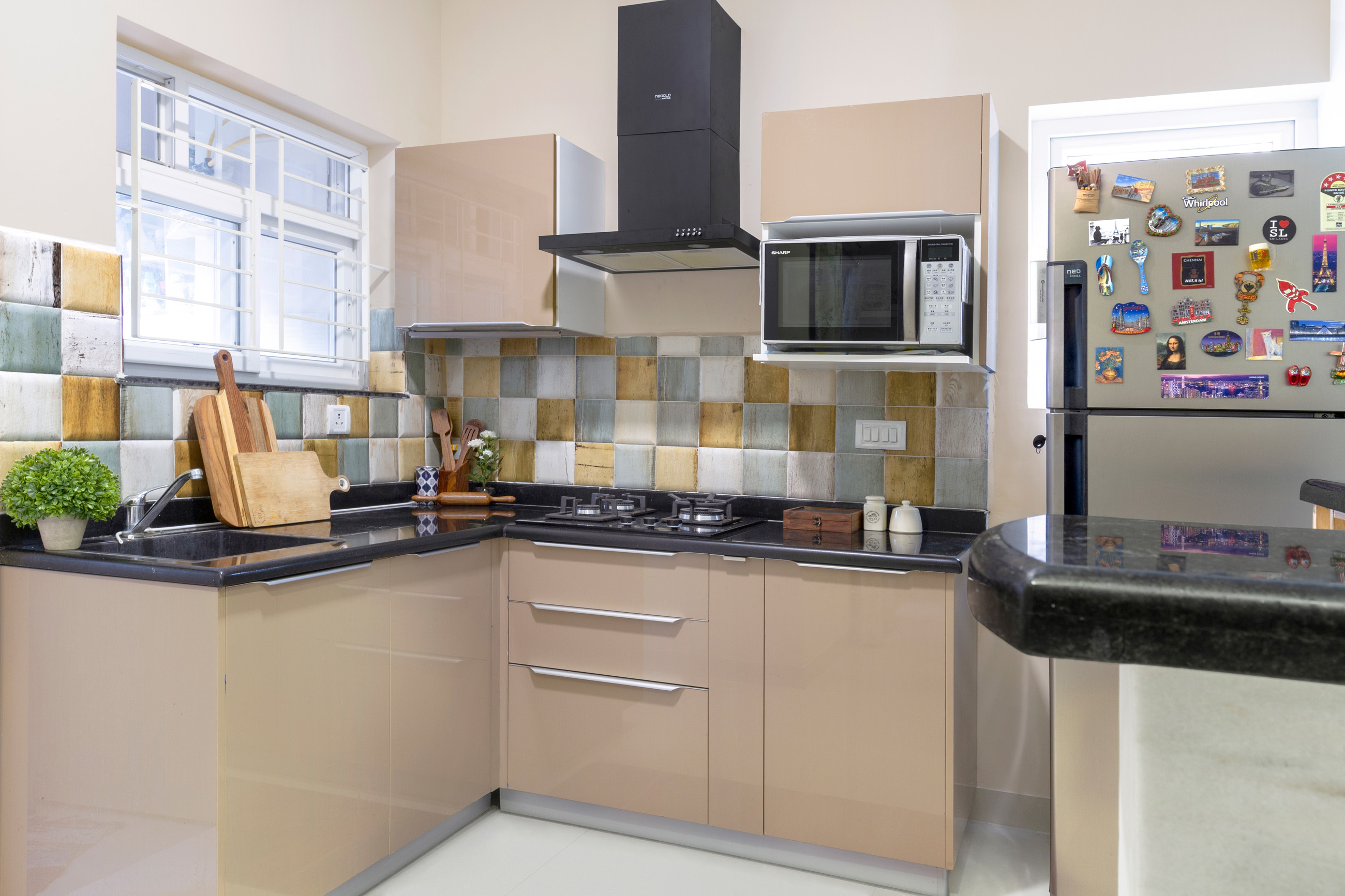 Modern L-Shape Modular Kitchen Design with Light Beige Cabinets - 7x5 ...
